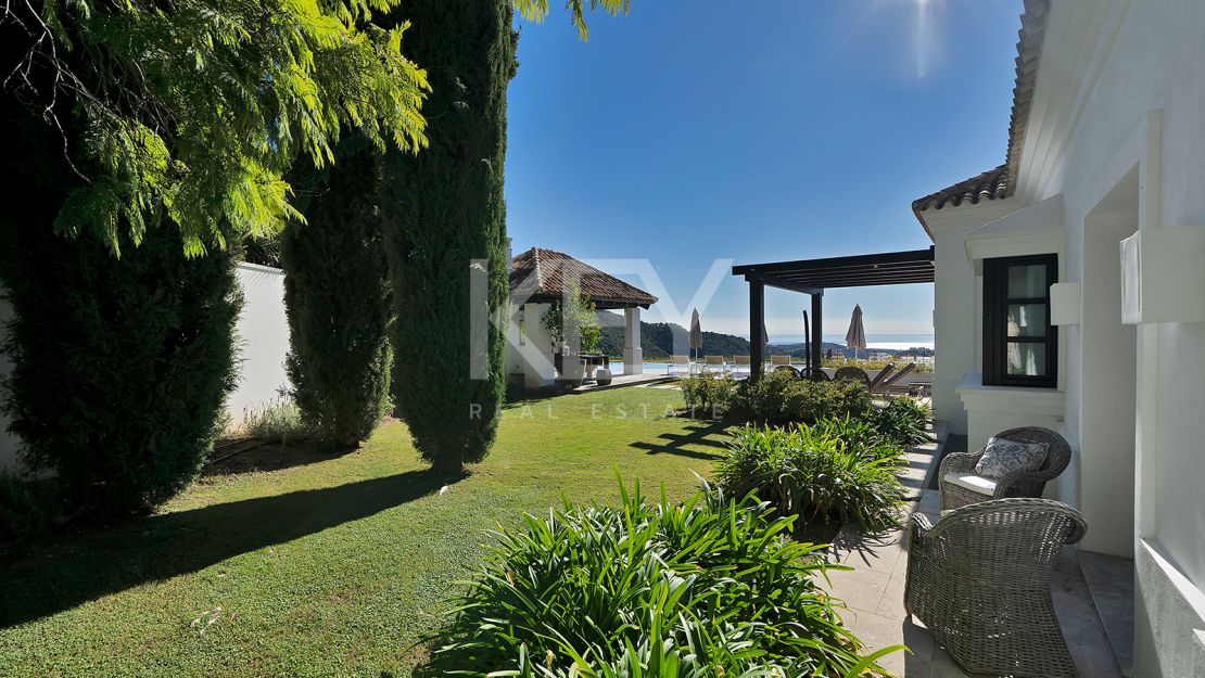 Stunning Andalusían-inspired Villa with Panoramic Sea and Mountain Views in Mone Mayor, Benahavis