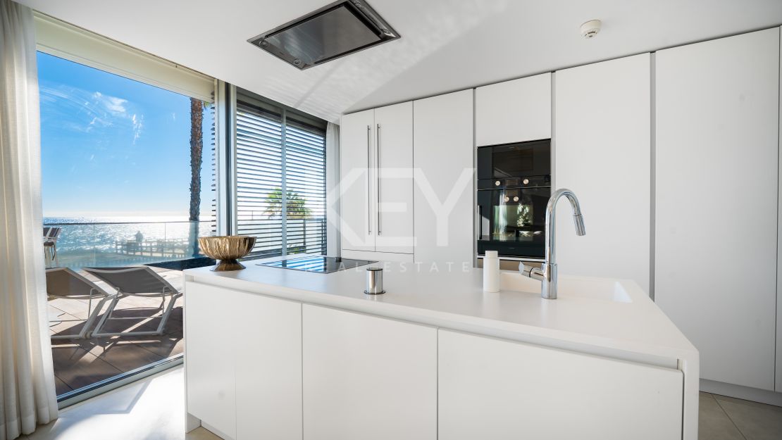 Beach Front Luxury Villa with Panoramic Seaviews in Estepona