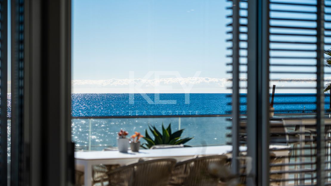 Beach Front Luxury Villa with Panoramic Seaviews in Estepona