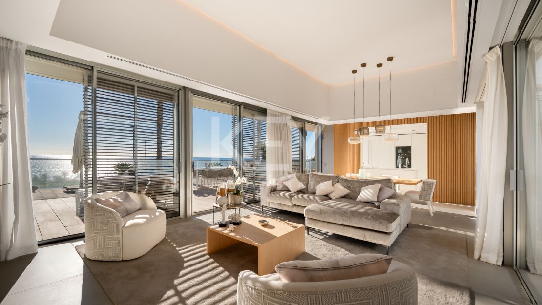 Beach Front Luxury Villa with Panoramic Seaviews in Estepona