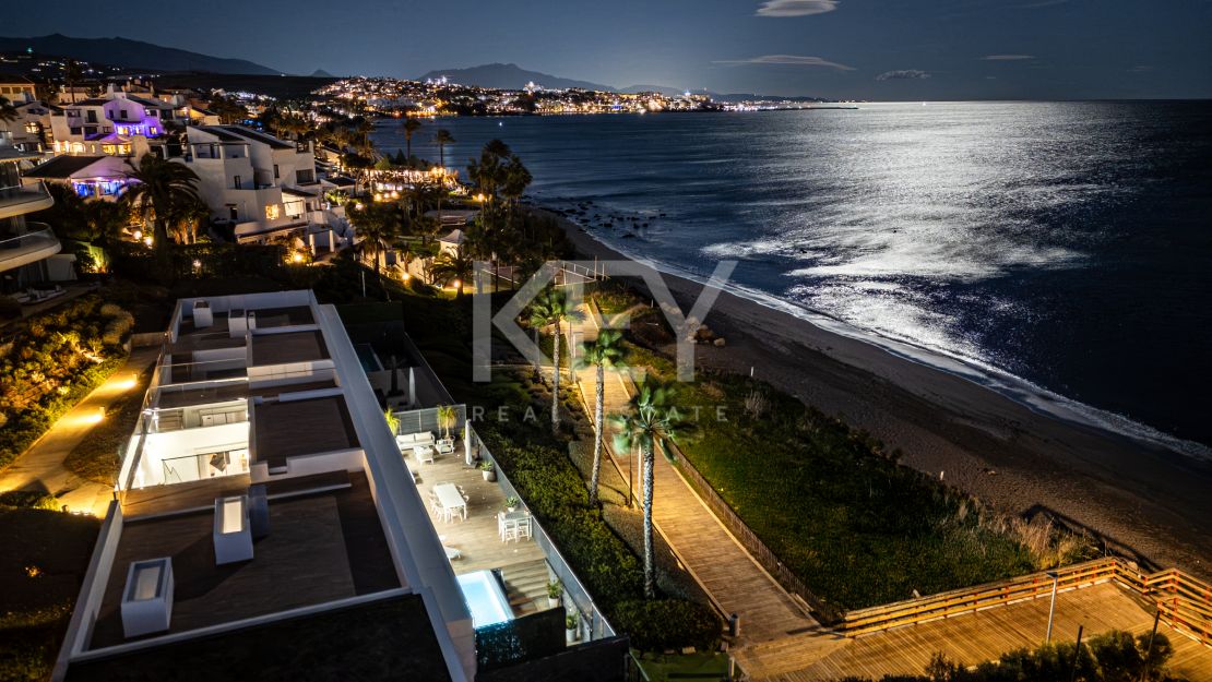 Beach Front Luxury Villa with Panoramic Seaviews in Estepona