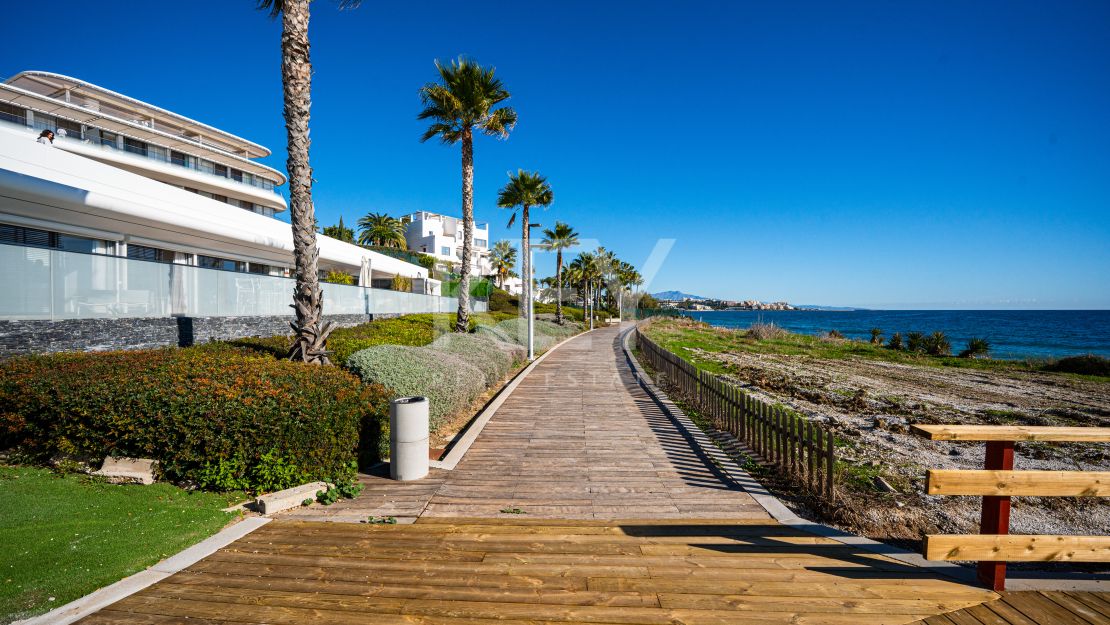 Beach Front Luxury Villa with Panoramic Seaviews in Estepona