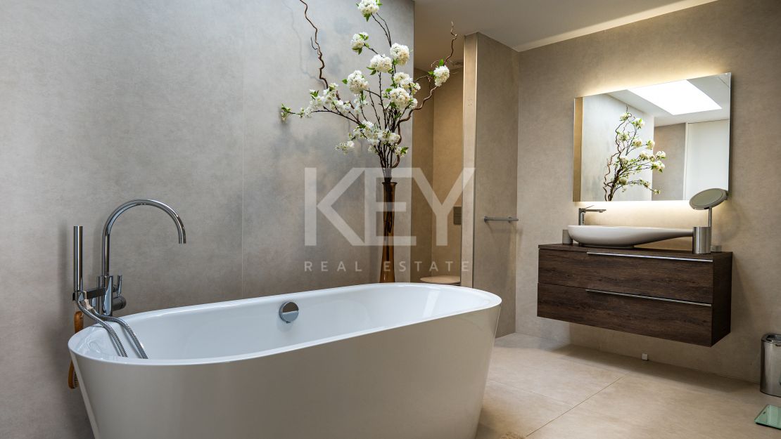 Beach Front Luxury Villa with Panoramic Seaviews in Estepona