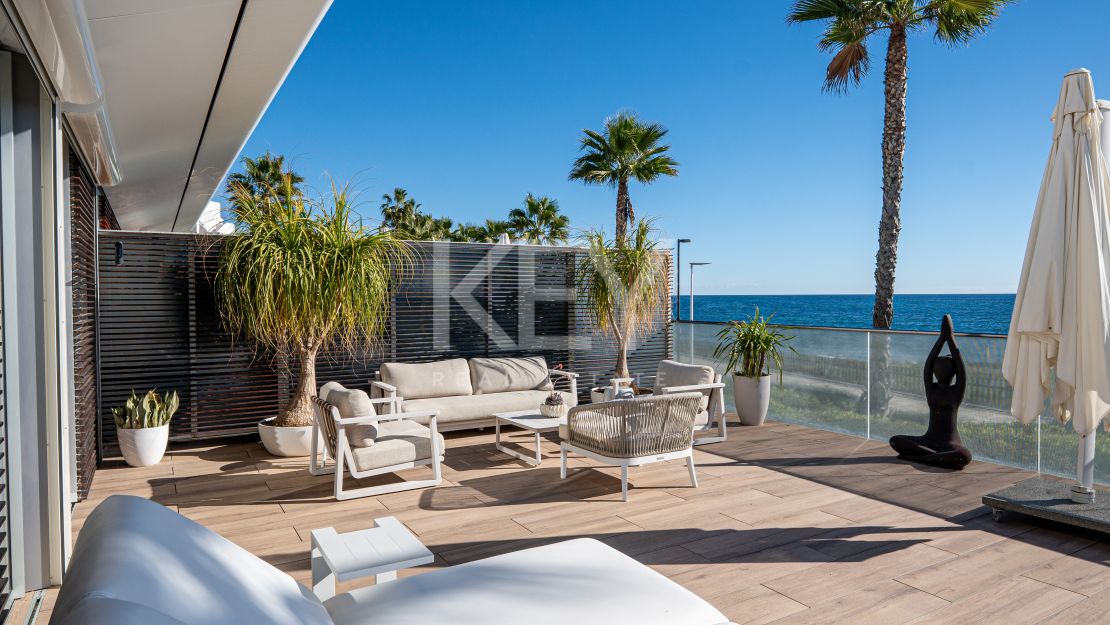 Beach Front Luxury Villa with Panoramic Seaviews in Estepona
