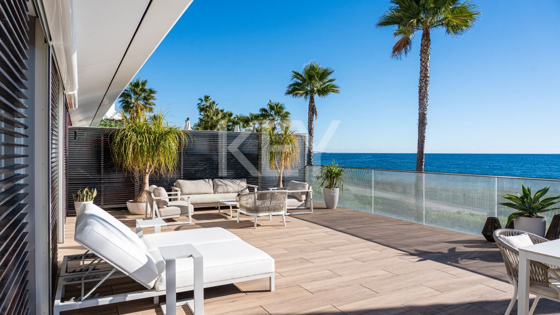 Beach Front Luxury Villa with Panoramic Seaviews in Estepona