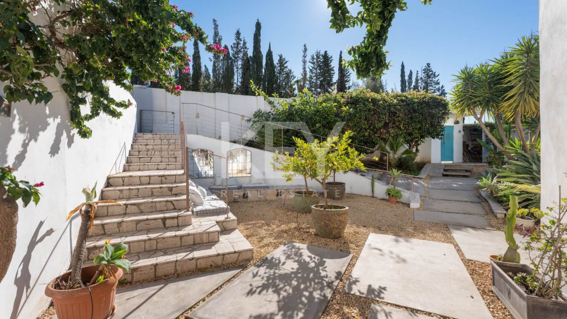 Elegant Family Villa with Outdoor Living and Prime Location -El Rosario, Marbella East