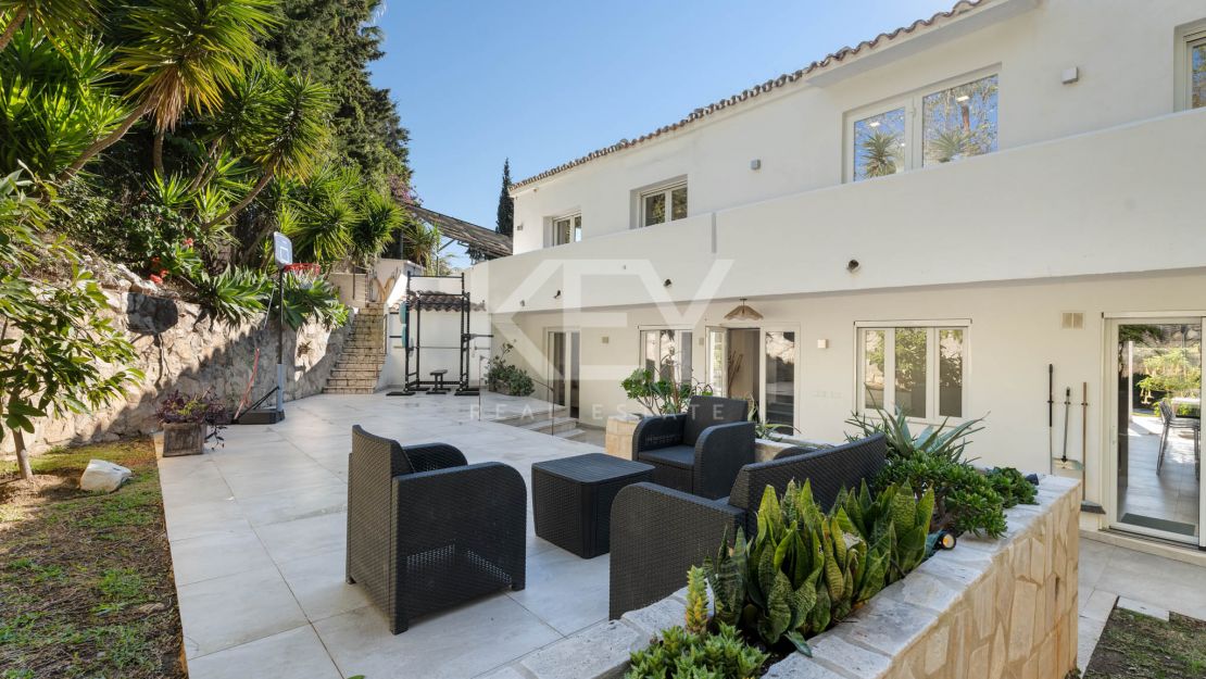 Elegant Family Villa with Outdoor Living and Prime Location -El Rosario, Marbella East