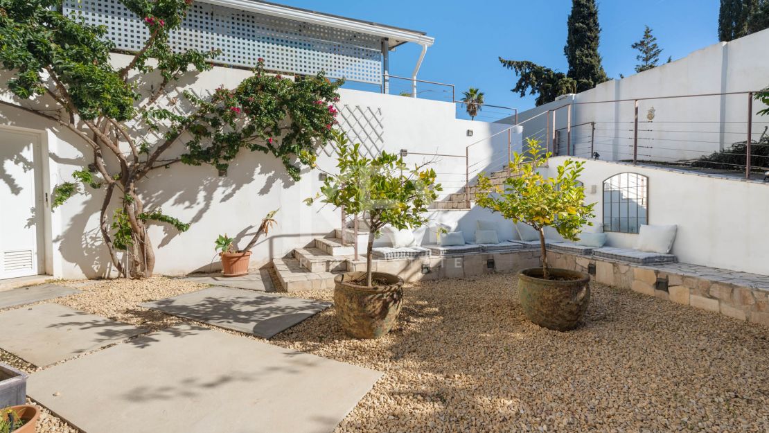 Elegant Family Villa with Outdoor Living and Prime Location -El Rosario, Marbella East