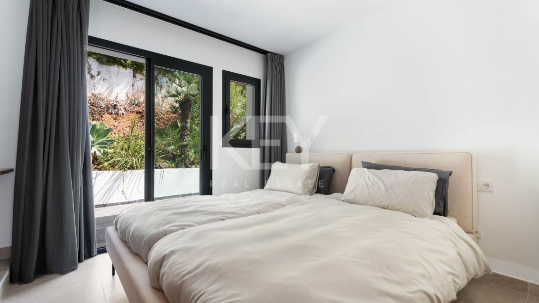 A Superb Modern Villa Walk to the Beach with Panoramic Views