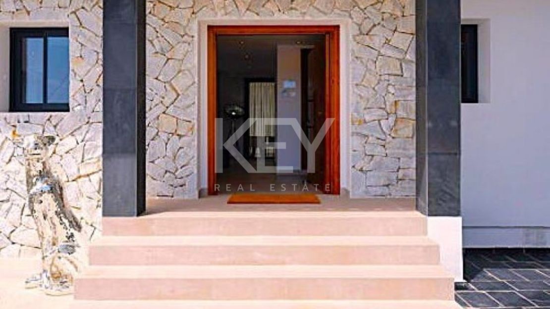 A Superb Modern Villa Walk to the Beach with Panoramic Views