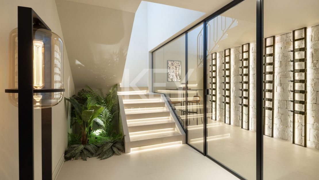 Потрясающая вилла с панорамным видом на озеро и гольф в Бенахавис, Марбелья