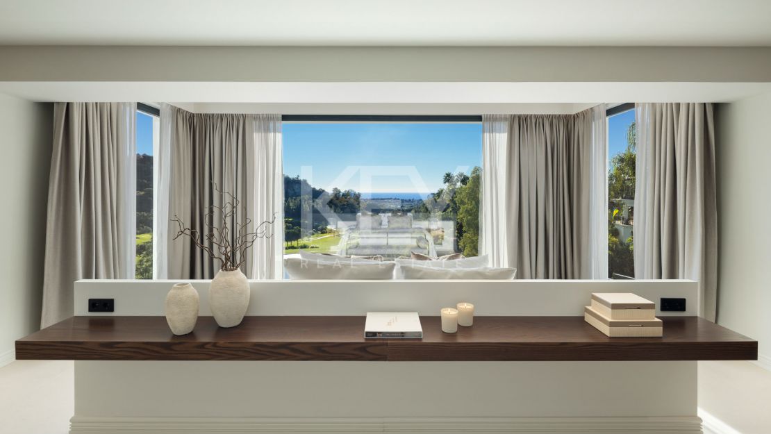 Потрясающая вилла с панорамным видом на озеро и гольф в Бенахавис, Марбелья