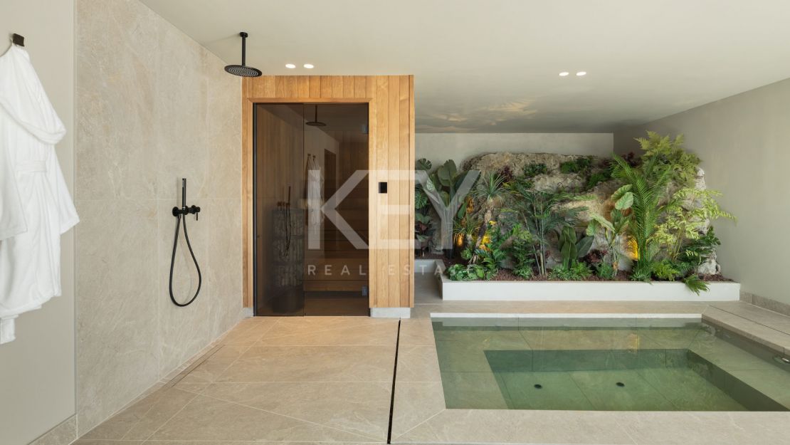 Потрясающая вилла с панорамным видом на озеро и гольф в Бенахавис, Марбелья