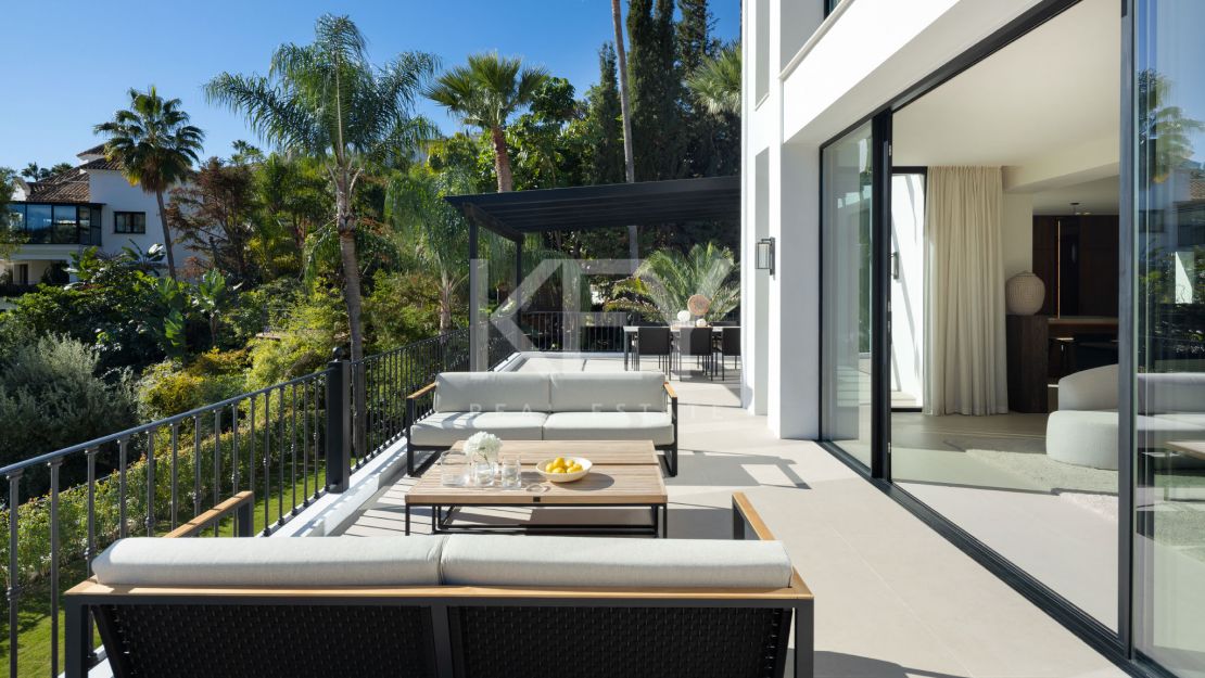 Потрясающая вилла с панорамным видом на озеро и гольф в Бенахавис, Марбелья