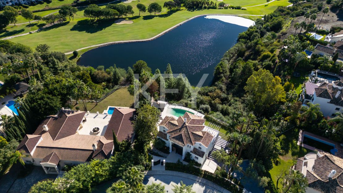 Потрясающая вилла с панорамным видом на озеро и гольф в Бенахавис, Марбелья