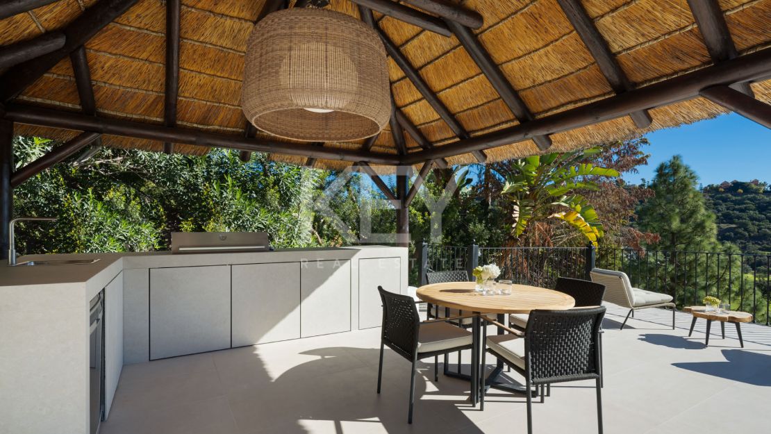 Потрясающая вилла с панорамным видом на озеро и гольф в Бенахавис, Марбелья