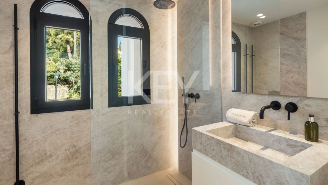 Потрясающая вилла с панорамным видом на озеро и гольф в Бенахавис, Марбелья