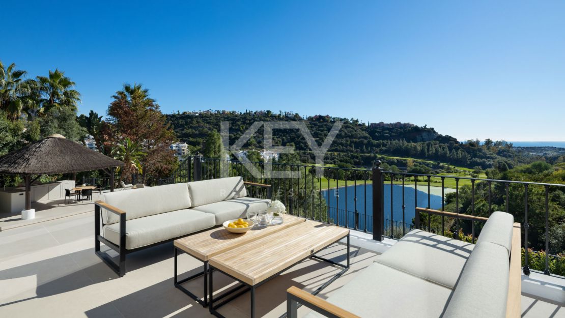 Потрясающая вилла с панорамным видом на озеро и гольф в Бенахавис, Марбелья