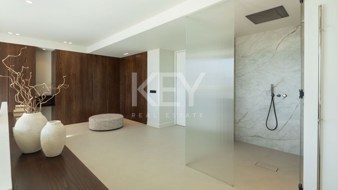 Потрясающая вилла с панорамным видом на озеро и гольф в Бенахавис, Марбелья