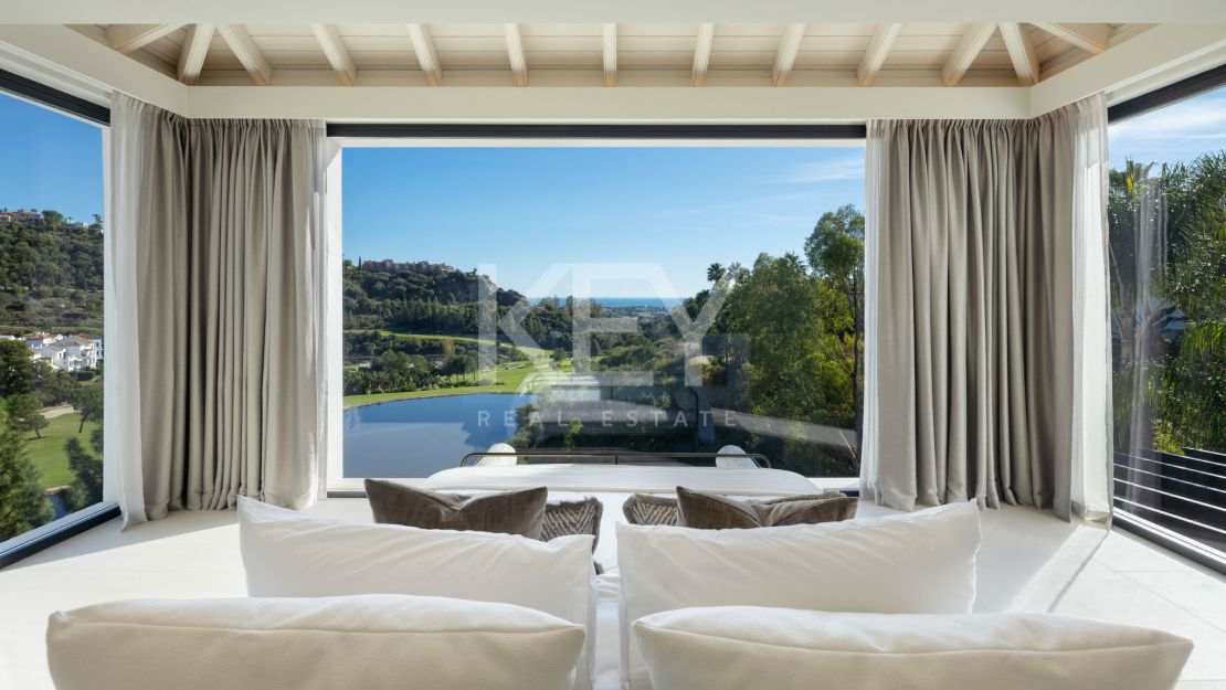 Потрясающая вилла с панорамным видом на озеро и гольф в Бенахавис, Марбелья