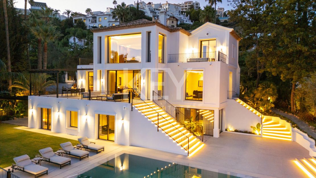 Потрясающая вилла с панорамным видом на озеро и гольф в Бенахавис, Марбелья