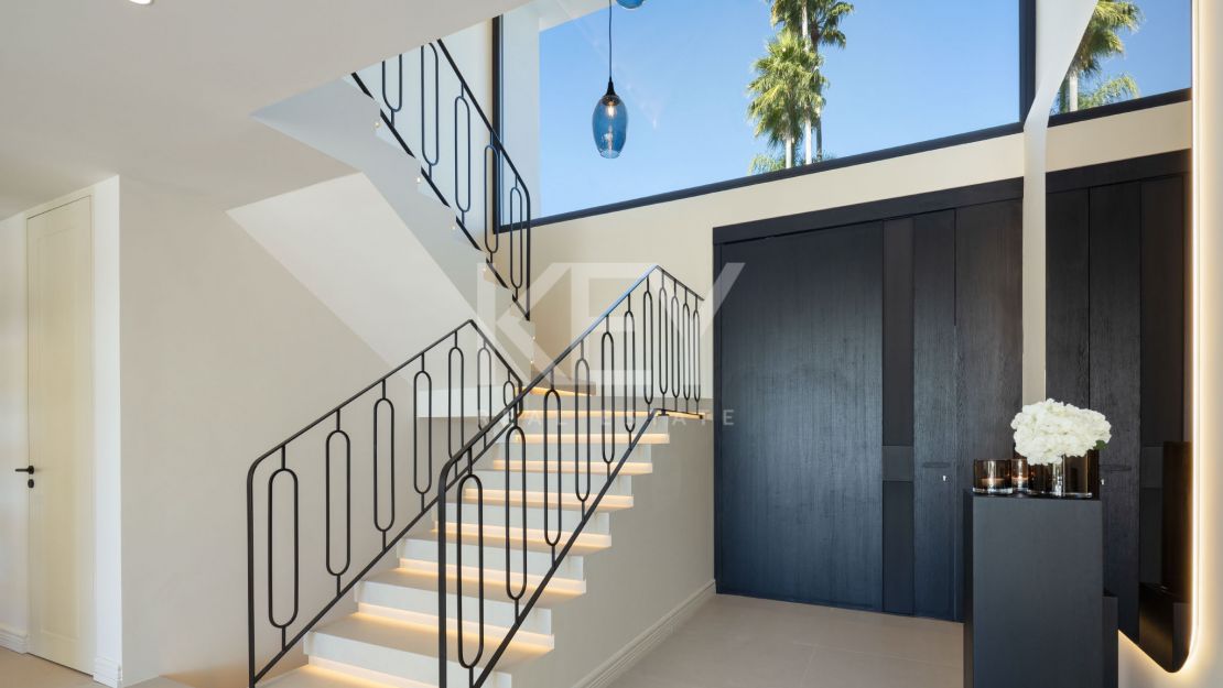 Потрясающая вилла с панорамным видом на озеро и гольф в Бенахавис, Марбелья