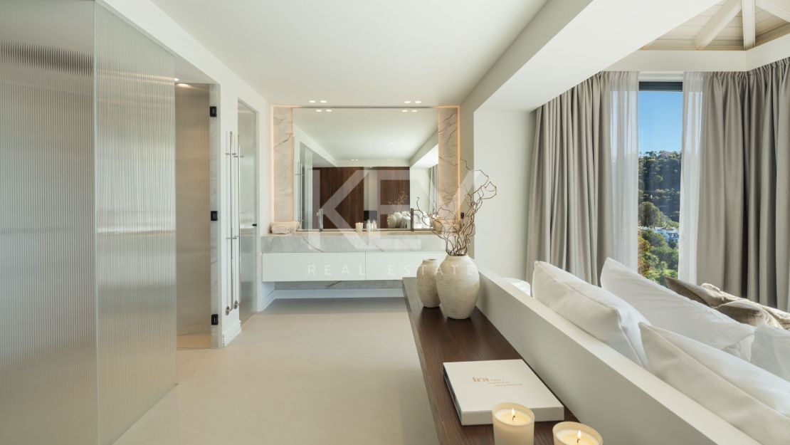 Потрясающая вилла с панорамным видом на озеро и гольф в Бенахавис, Марбелья