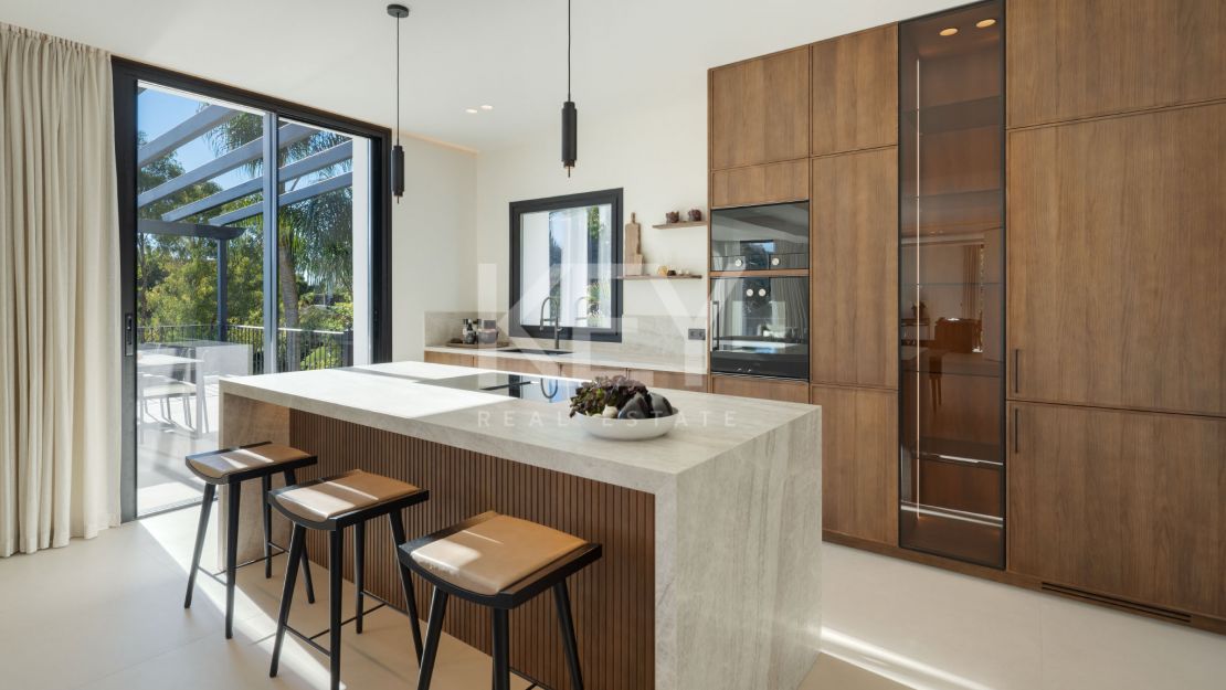 Потрясающая вилла с панорамным видом на озеро и гольф в Бенахавис, Марбелья