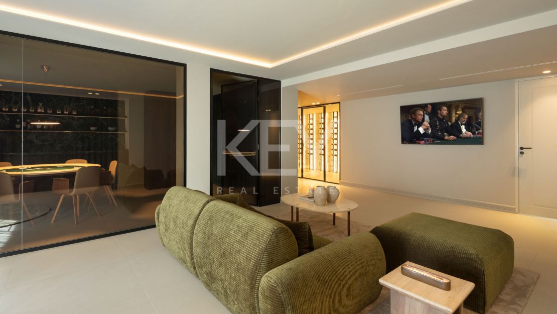 Потрясающая вилла с панорамным видом на озеро и гольф в Бенахавис, Марбелья