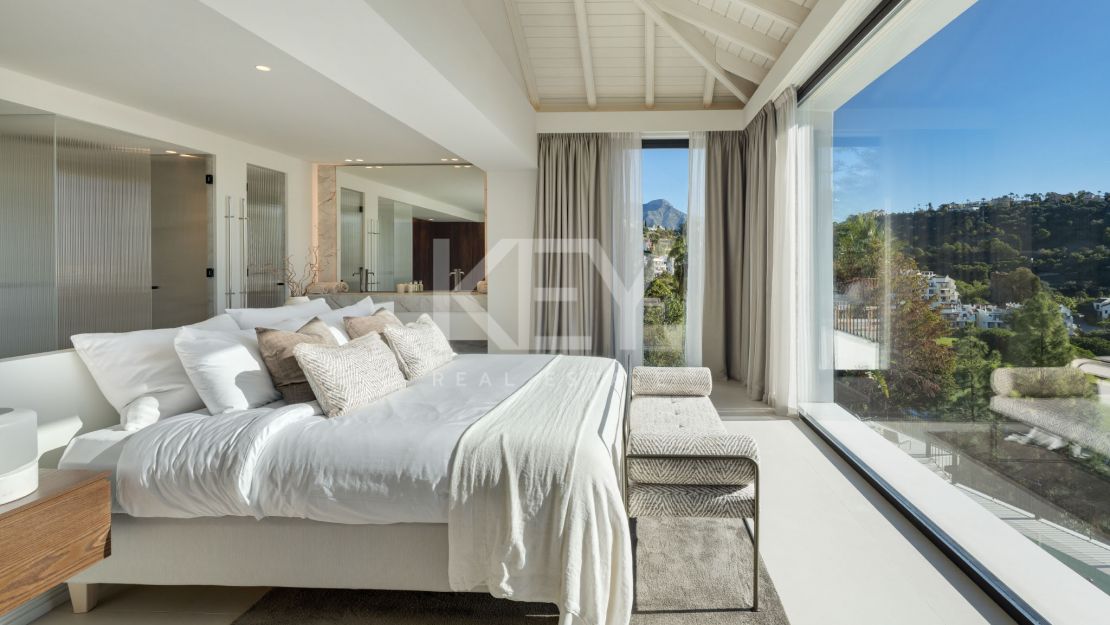 Потрясающая вилла с панорамным видом на озеро и гольф в Бенахавис, Марбелья