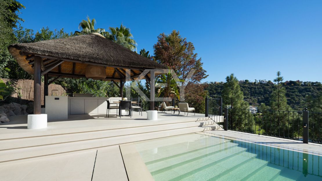 Потрясающая вилла с панорамным видом на озеро и гольф в Бенахавис, Марбелья