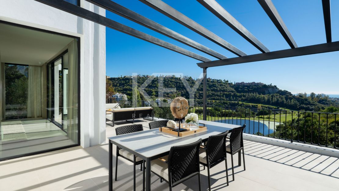 Потрясающая вилла с панорамным видом на озеро и гольф в Бенахавис, Марбелья
