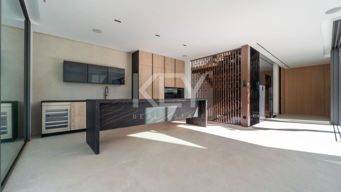 Semi-detached villa for sale on Marbella Golden Mile – strong investment potential