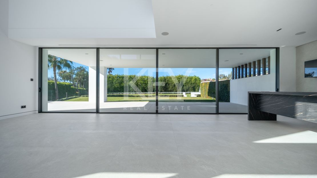 Semi-detached villa for sale on Marbella Golden Mile – strong investment potential