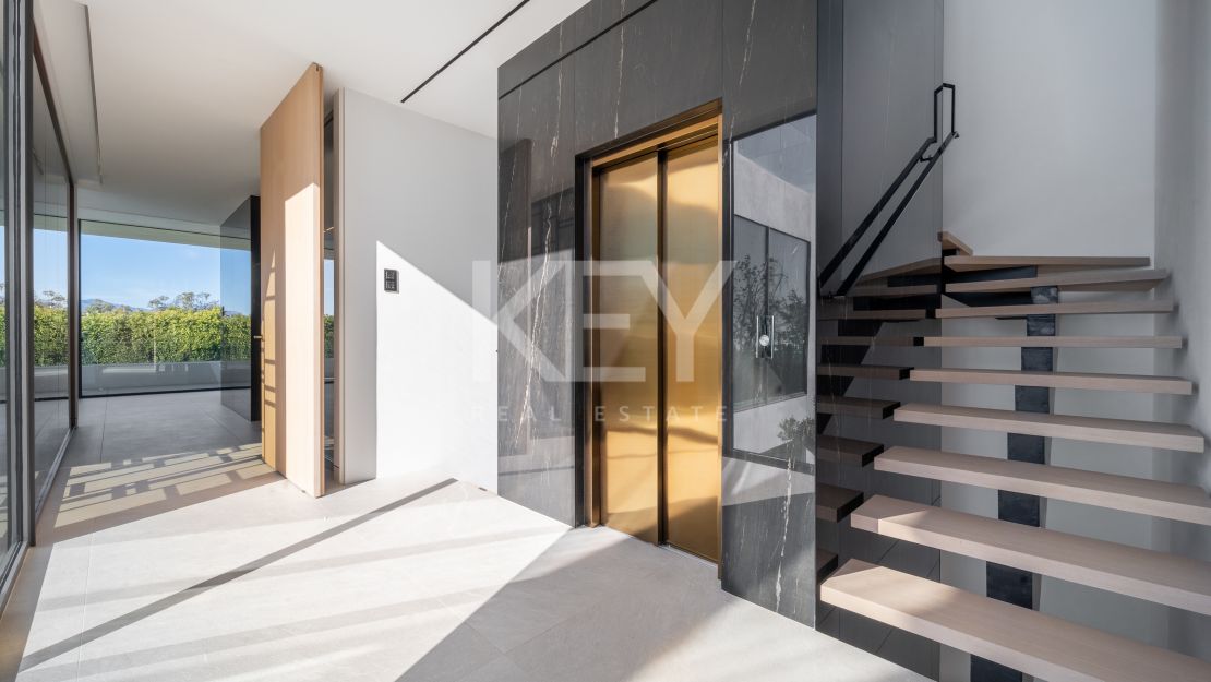 Semi-detached villa for sale on Marbella Golden Mile – strong investment potential