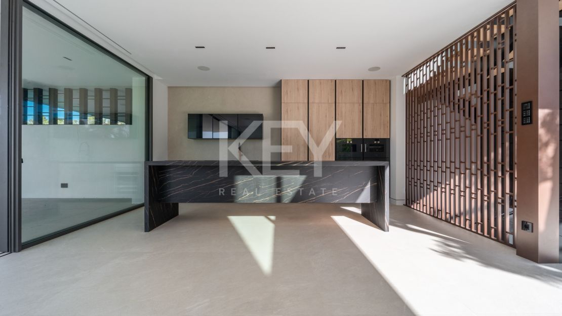 Semi-detached villa for sale on Marbella Golden Mile – strong investment potential