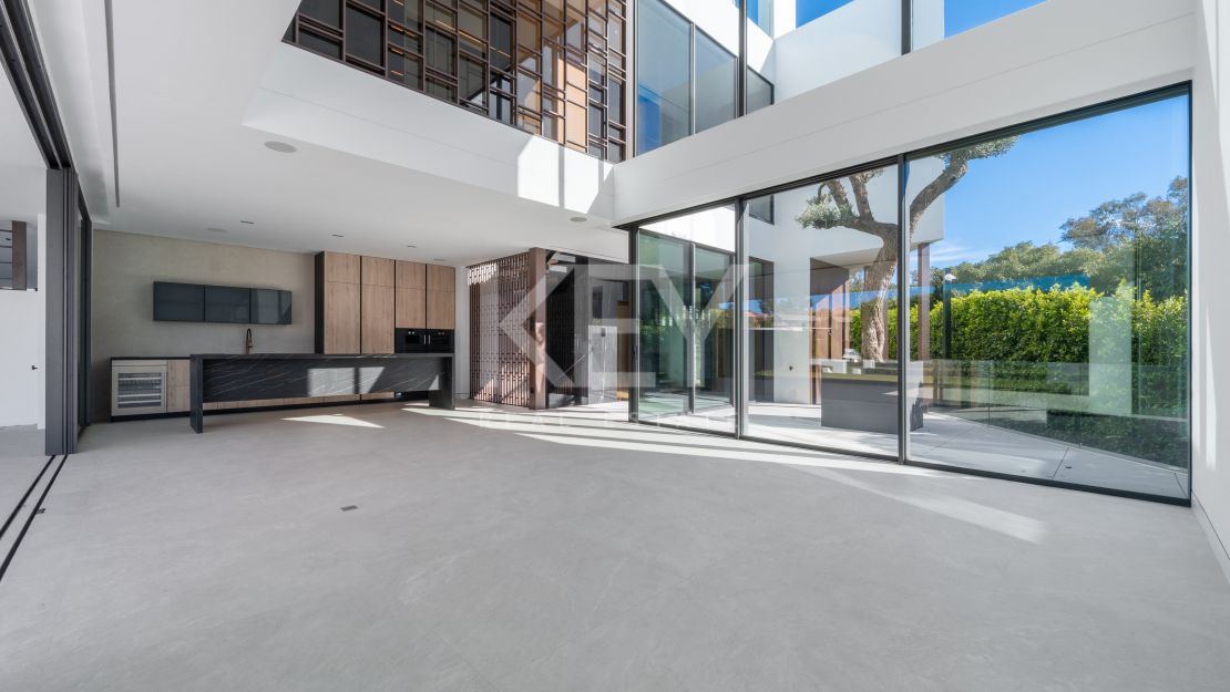 Semi-detached villa for sale on Marbella Golden Mile – strong investment potential