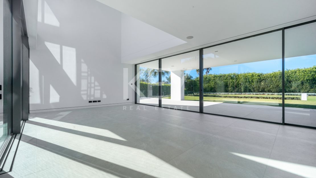 Semi-detached villa for sale on Marbella Golden Mile – strong investment potential