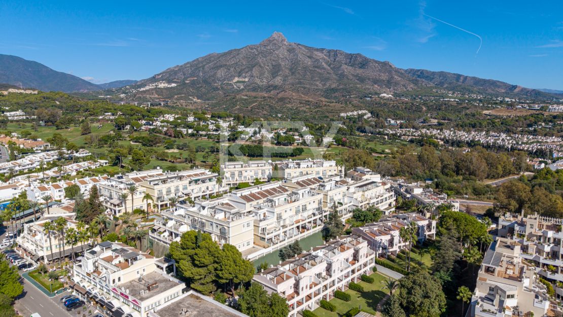 Отремонтированный двухквартирный дом в Алоха Гарденс с панорамным видом