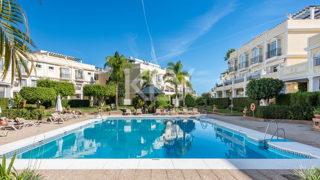 Отремонтированный двухквартирный дом в Алоха Гарденс с панорамным видом