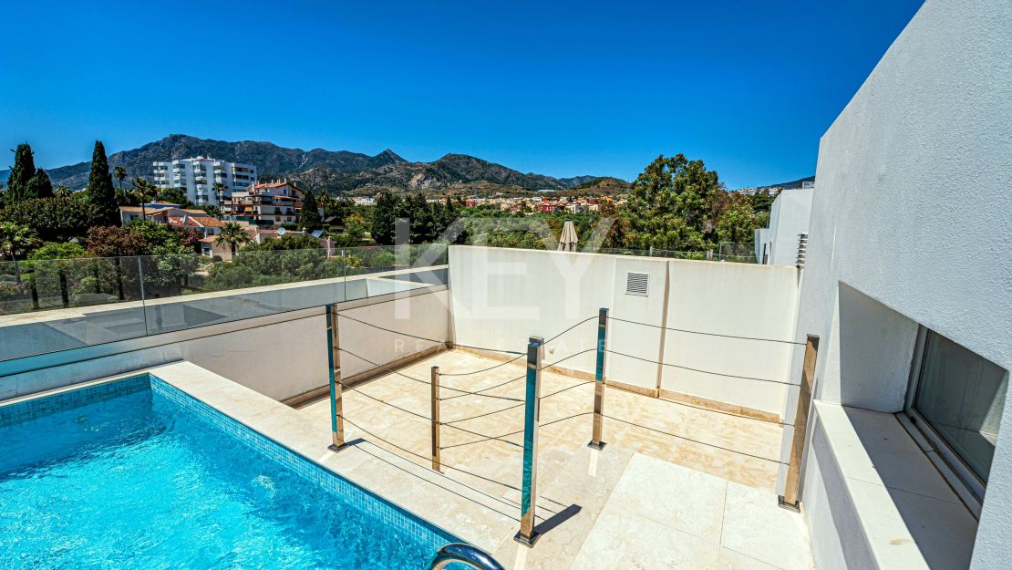 Preciosa casa adosada en esquina con jardín propio y piscina en la azotea en Río Real, Marbella.a