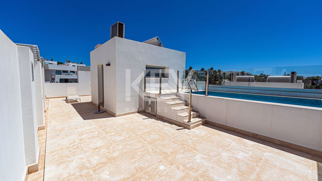 Preciosa casa adosada en esquina con jardín propio y piscina en la azotea en Río Real, Marbella.a
