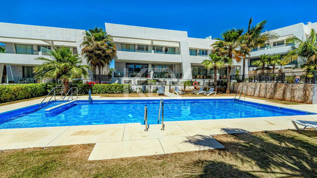 Preciosa casa adosada en esquina con jardín propio y piscina en la azotea en Río Real, Marbella.a