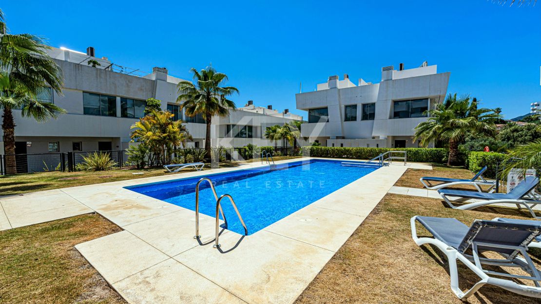 Preciosa casa adosada en esquina con jardín propio y piscina en la azotea en Río Real, Marbella.a