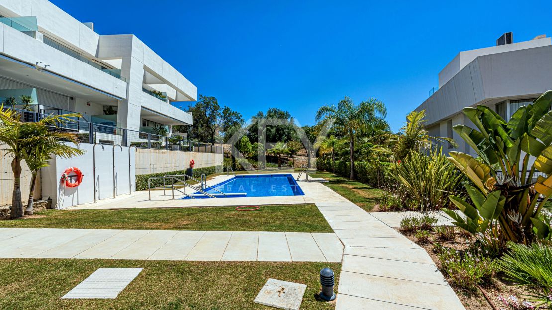 Preciosa casa adosada en esquina con jardín propio y piscina en la azotea en Río Real, Marbella.a