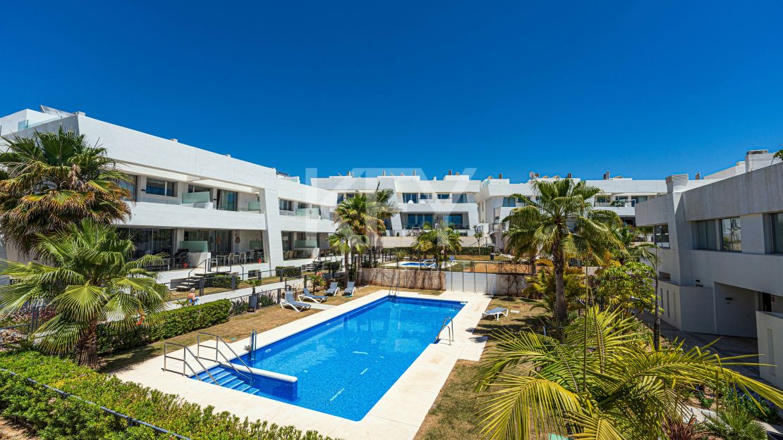 Preciosa casa adosada en esquina con jardín propio y piscina en la azotea en Río Real, Marbella.a