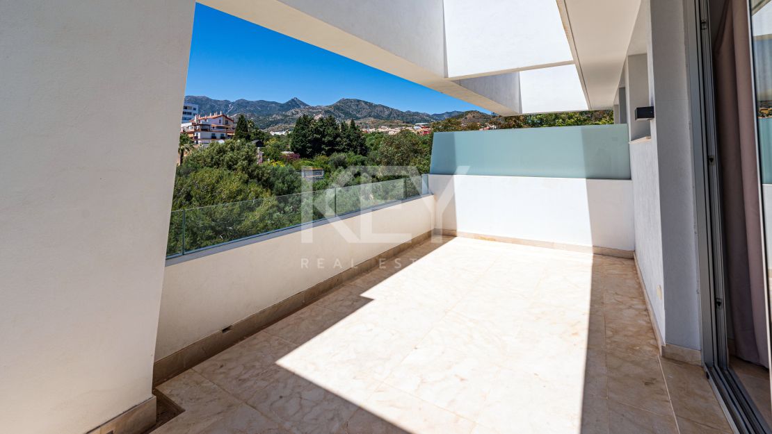 Preciosa casa adosada en esquina con jardín propio y piscina en la azotea en Río Real, Marbella.a