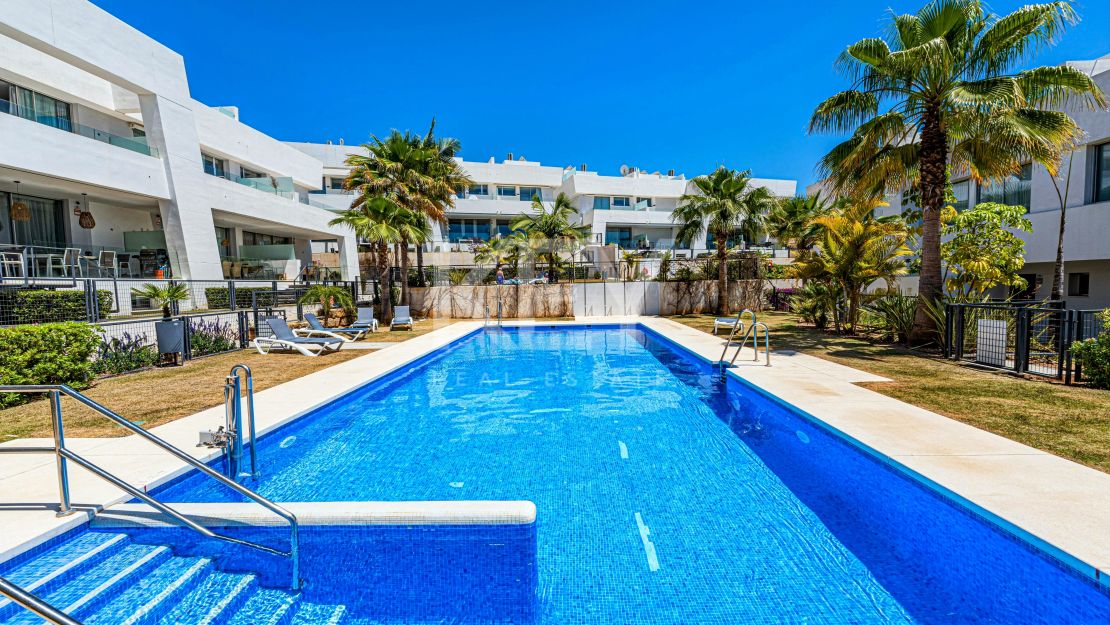 Preciosa casa adosada en esquina con jardín propio y piscina en la azotea en Río Real, Marbella.a