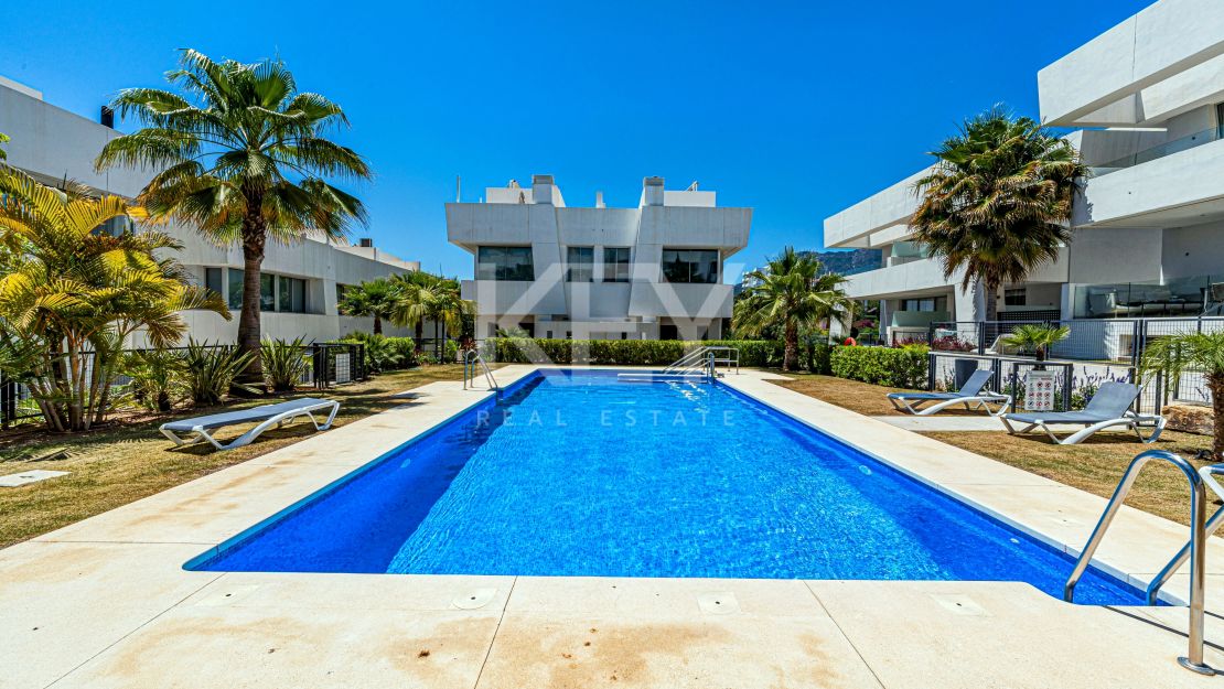 Preciosa casa adosada en esquina con jardín propio y piscina en la azotea en Río Real, Marbella.a
