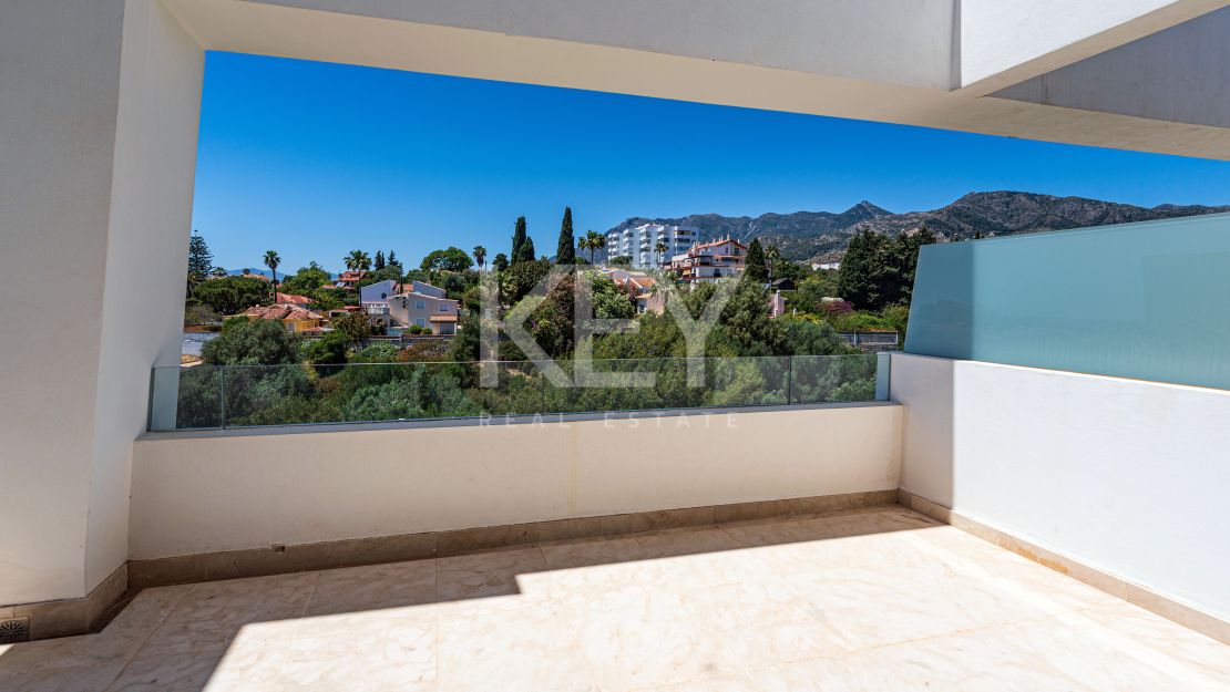 Preciosa casa adosada en esquina con jardín propio y piscina en la azotea en Río Real, Marbella.a